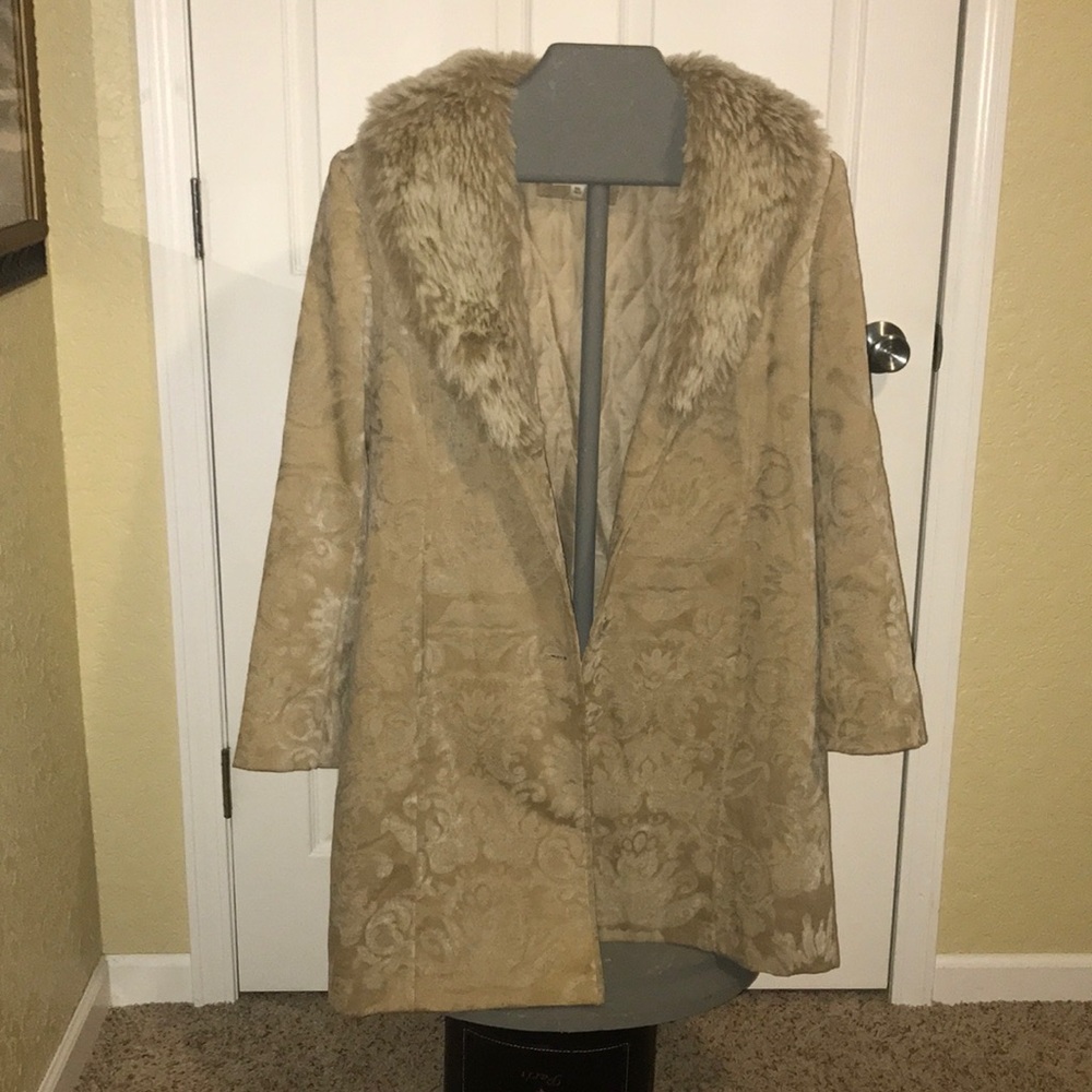 3/4 length coat with detachable fur collar